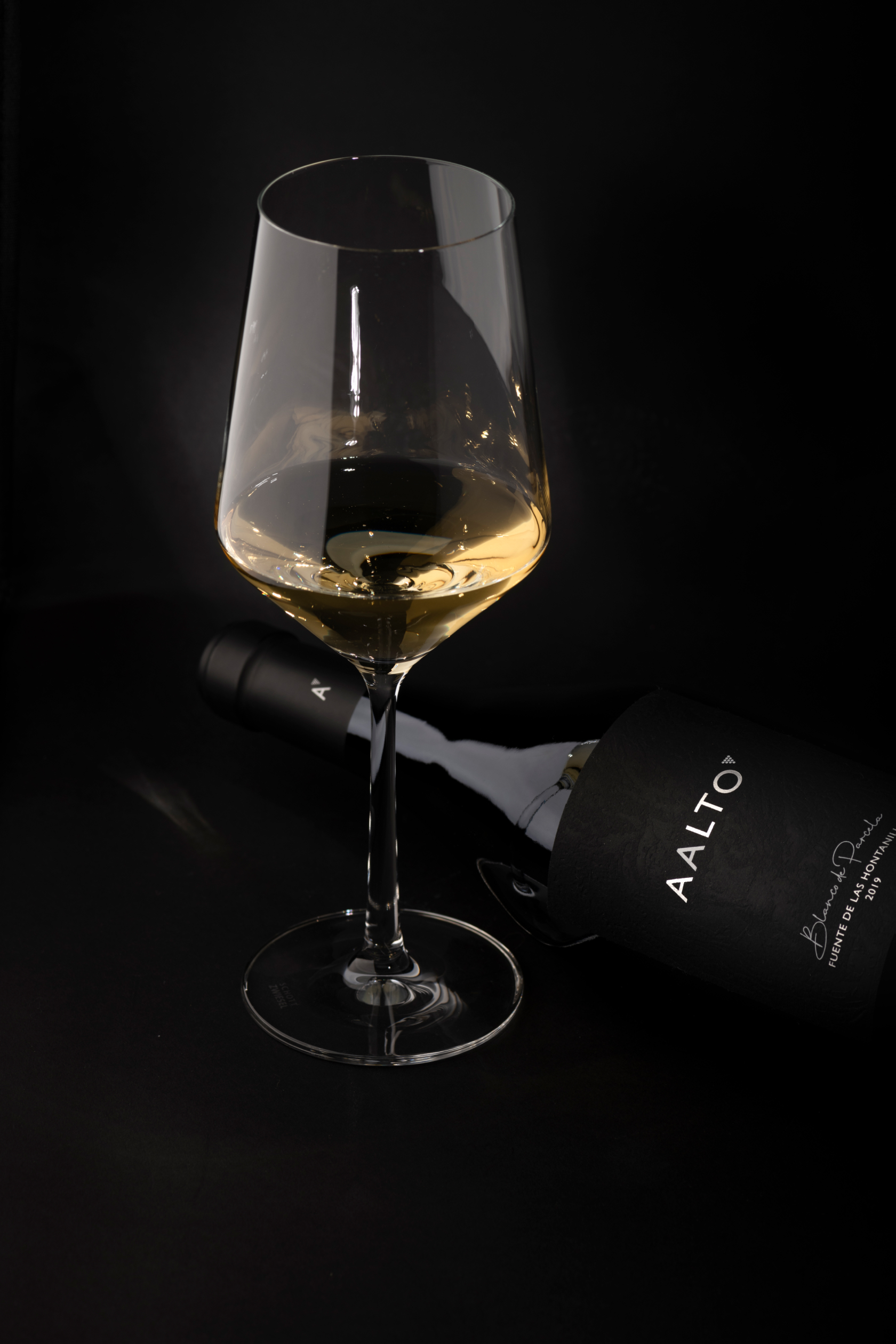 Bodegas Aalto - Diseño de packaging para vino Blanco de Parcela por azote.livetudio