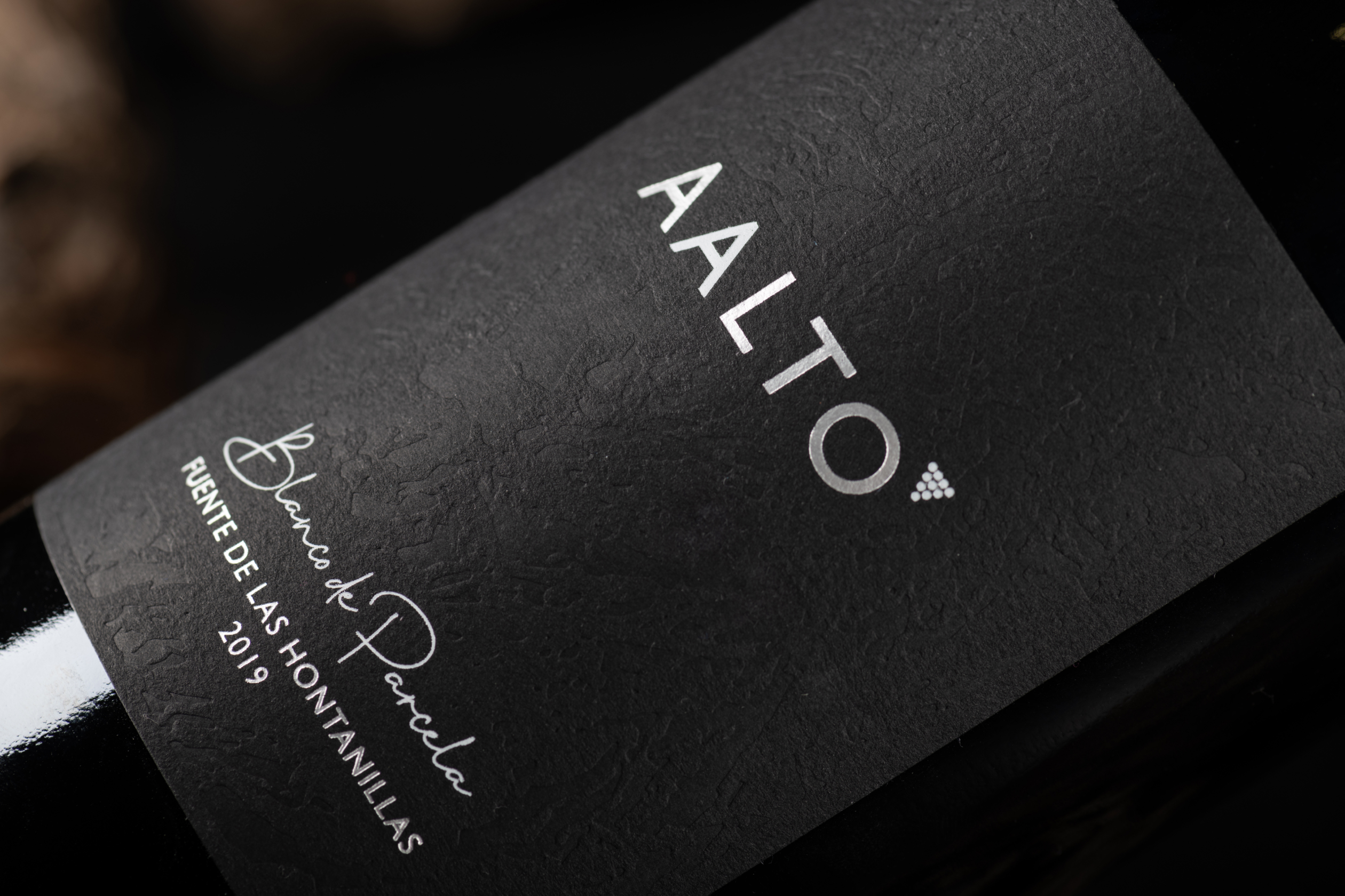Bodegas Aalto - Diseño de packaging para vino Blanco de Parcela por azote.livetudio